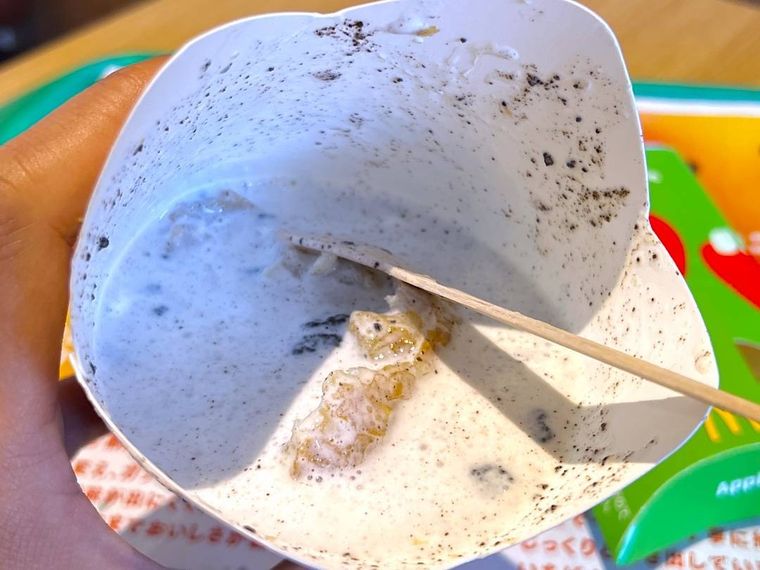 マクドナルドのマックフルーリー オレオ クッキーにホットアップルパイを混ぜた様子