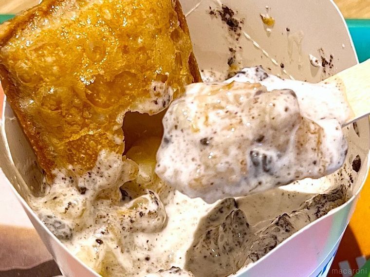 マックフルーリー オレオ クッキーとホットアップルパイを合わせ、スプーンですくった様子