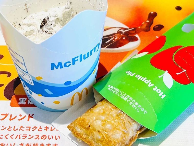 マクドナルドのマックフルーリー オレオ クッキーとホットアップルパイ