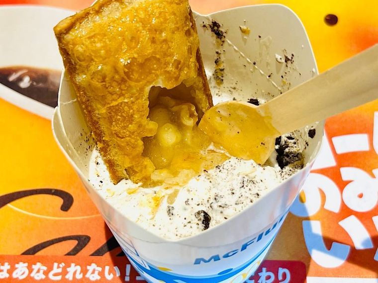マクドナルドのマックフルーリー オレオ クッキーにホットアップルパイを入れた様子