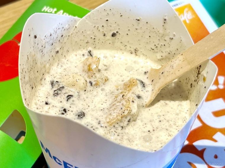 マクドナルドのマックフルーリー オレオ クッキーにホットアップルパイを混ぜた様子