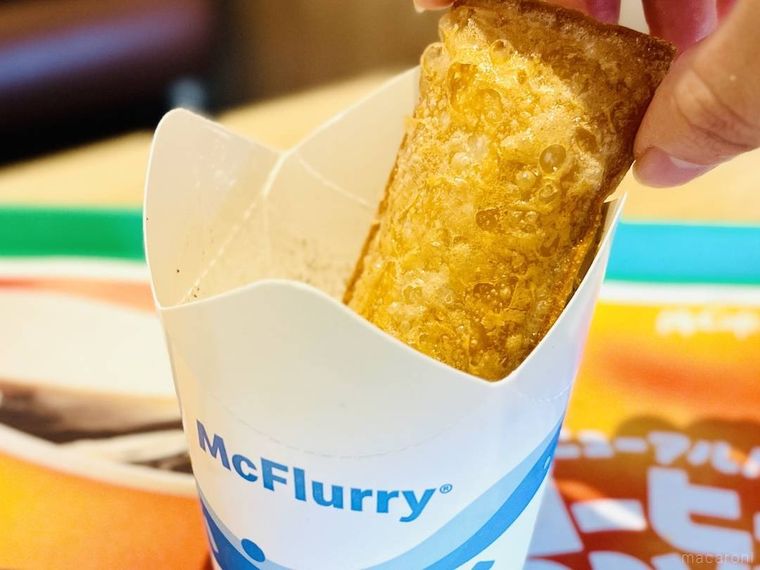 マクドナルドのマックフルーリー オレオ クッキーにホットアップルパイを入れている様子