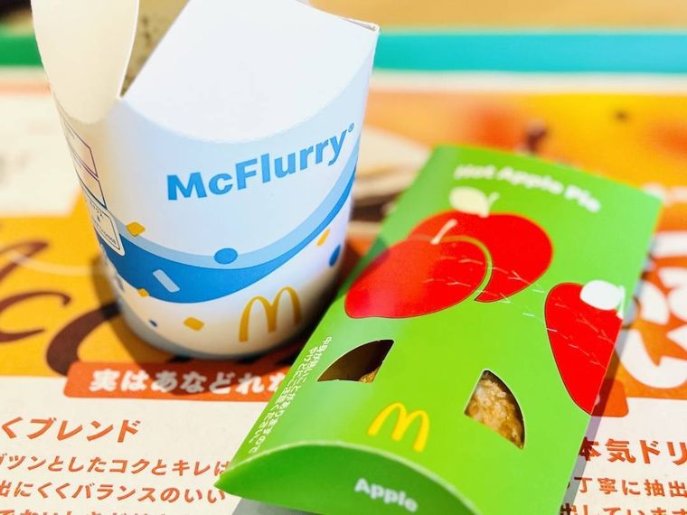 マクドナルドのマックフルーリー オレオ クッキーとホットアップルパイ