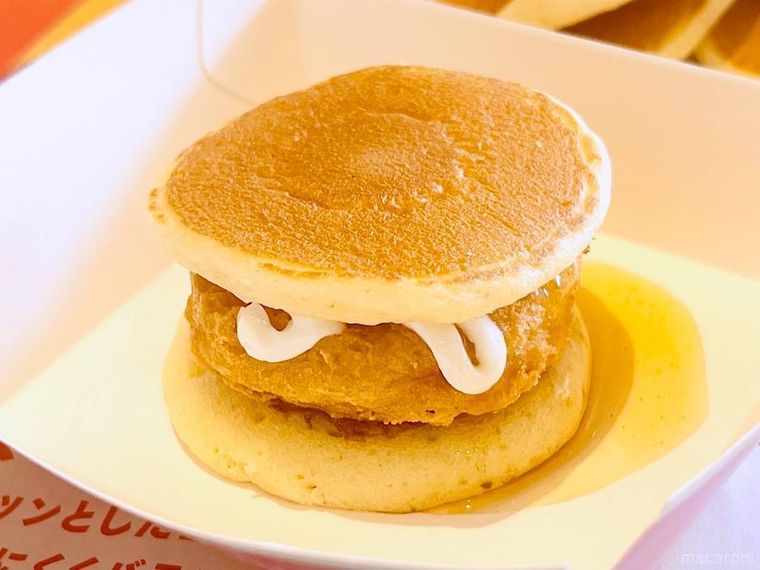 マクドナルドのチキンマックナゲットとプチパンケーキを重ねた様子