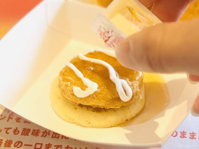 マクドナルドのプチパンケーキにチキンマックナゲットをのせて、ソースをかけている様子