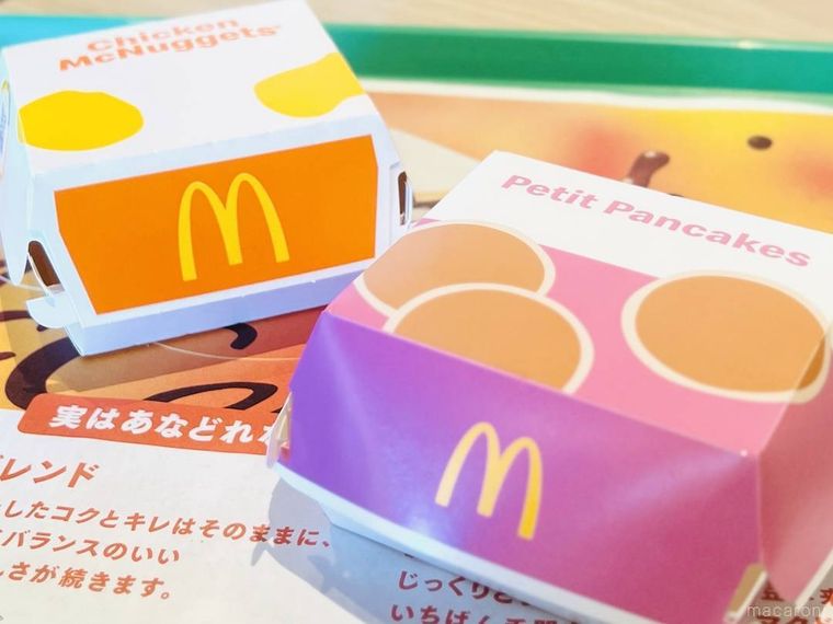 マクドナルドのチキンマックナゲットとプチパンケーキがトレーにのっている様子