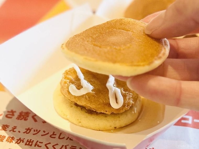 マクドナルドのチキンマックナゲットとプチパンケーキを重ねている様子