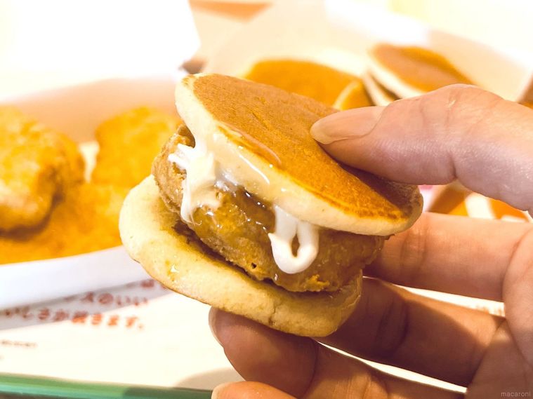 マクドナルドのチキンマックナゲットとプチパンケーキを重ねた様子