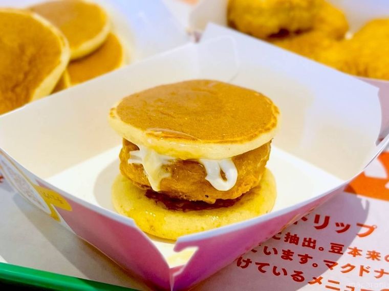 マクドナルドのチキンマックナゲットとプチパンケーキを重ねた様子