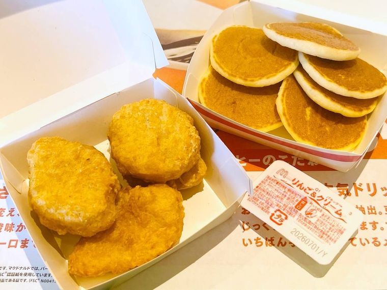 マクドナルドのチキンマックナゲットとプチパンケーキを開けた様子