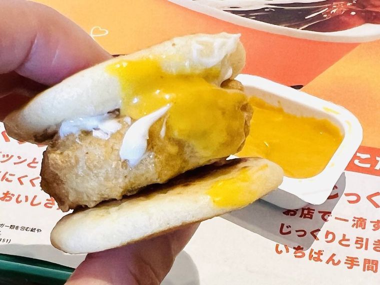 マクドナルドのチキンマックナゲットとプチパンケーキを重ね、マスタードソースを付けた様子