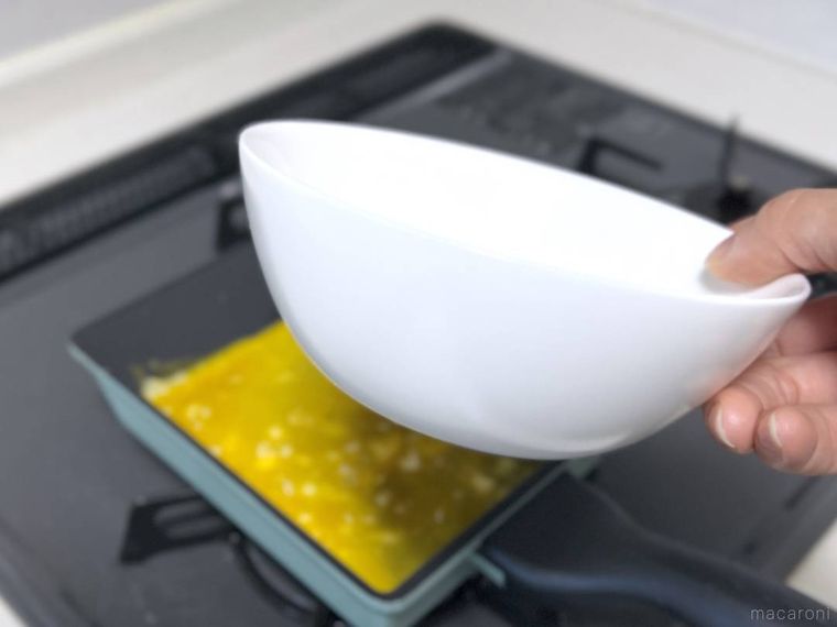 フライパンに卵液を流し込んだ様子