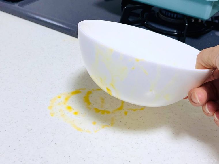 キッチンの台が卵液で汚れた様子