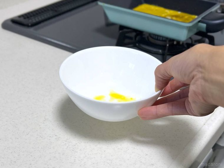 白い器を持ち上げている様子