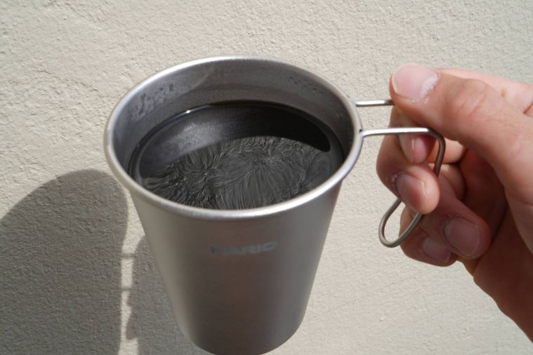 コーヒーが入っているチタンマグ