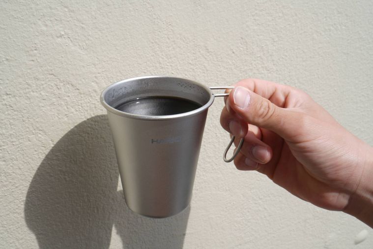 チタンマグを持っている手元