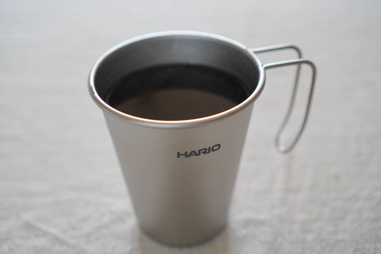 コーヒーが入っているチタンマグ