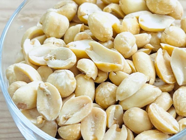 ガラスの器に盛られたピーナッツ