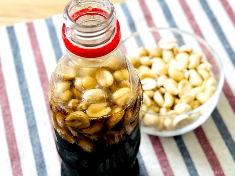 ピーナッツが入ったコーラと、ガラスの器に入ったピーナッツ