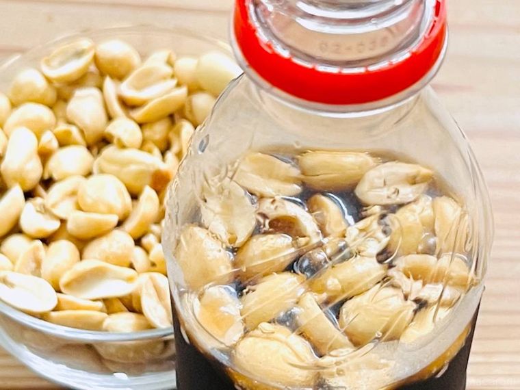 コーラのボトルにピーナッツを入れた様子