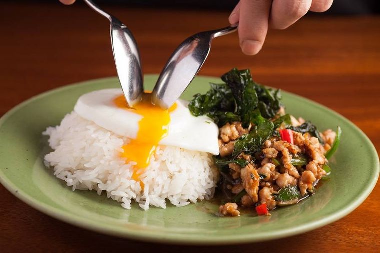 鶏肉のガパオライスをスプーンで食べている様子
