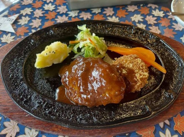 鉄板の上に盛られた開拓家ランチ