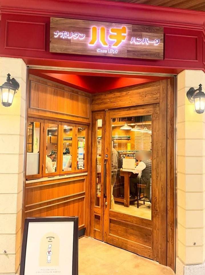 木枠の扉があるレストランハチ 仙台本店の外観