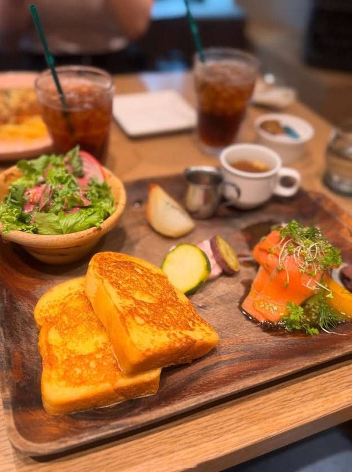 木のプレートに盛られたスペシャルセットメニュー