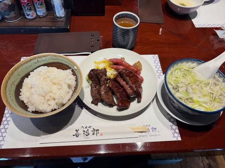 器に盛られたランチ牛たん極太・牛ハラミ焼定食