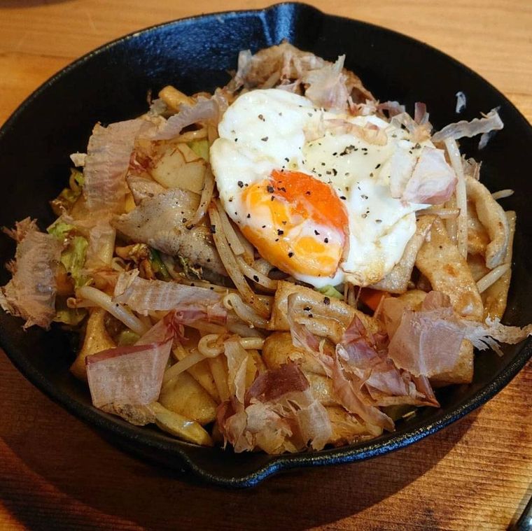 スキレットに入った極太焼きうどん