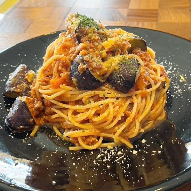 黒い器に盛られた パスタ揚げ茄子ラグーソース