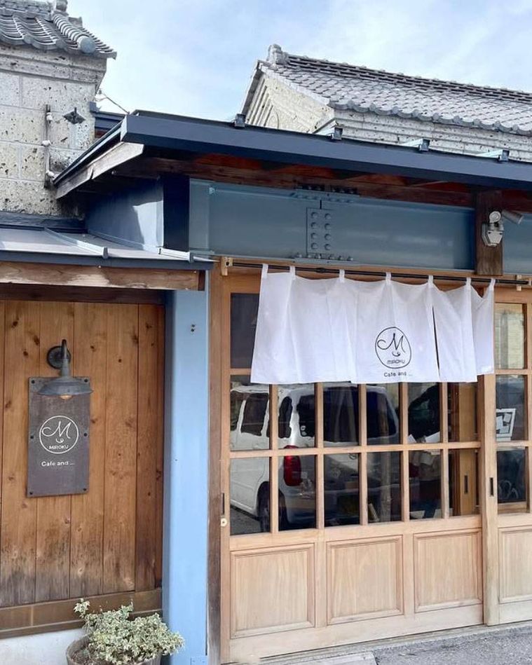 白いのれんがかけられたミロク カフェ アンドの外観