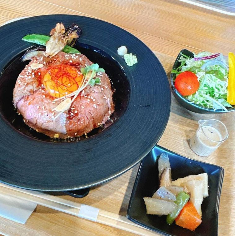 黒いお皿に盛られたローストビーフ丼