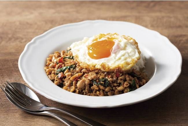 白い器に盛られたガパオライス