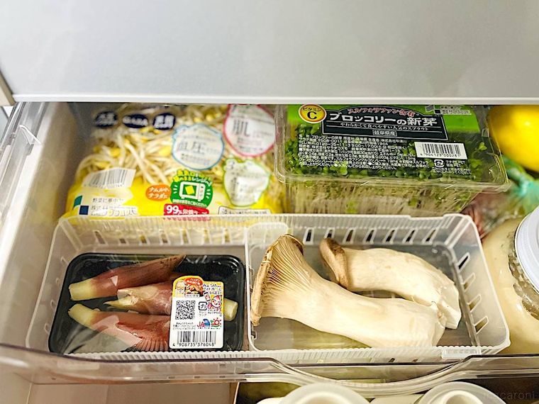 100均のフリーザートレーを野菜室の引き出しに設置して使用しているところ