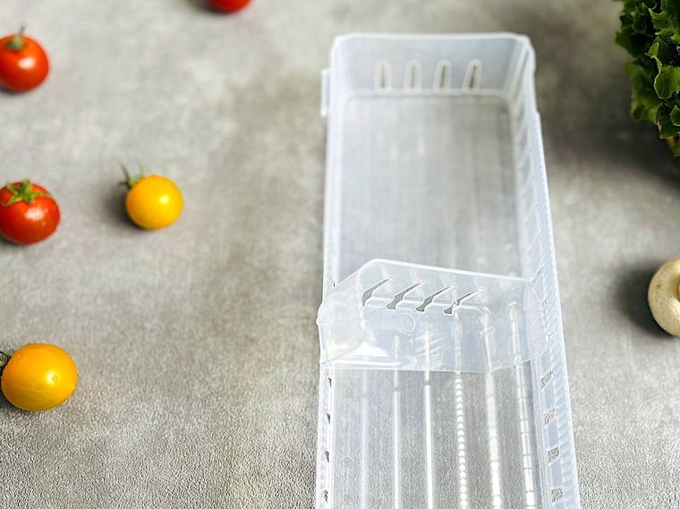 100均のフリーザートレーの仕切りを外しているところ