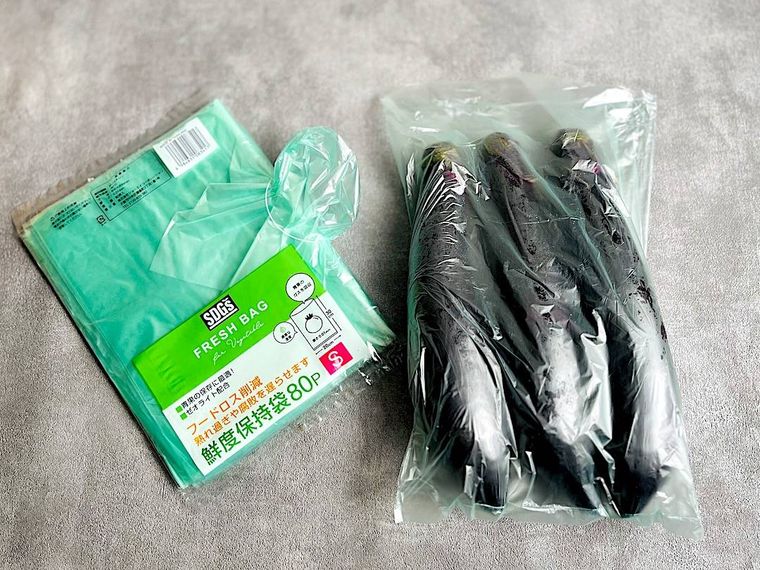 100均の鮮度保持袋を1枚取り出し、ナスを3本入れているところ