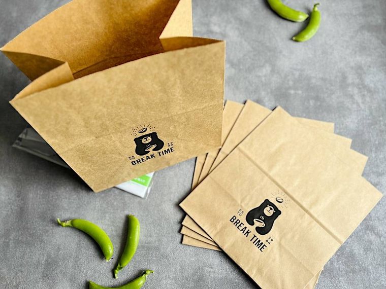 100均のガゼットバッグを1枚広げて立て、横に4枚並べたところ