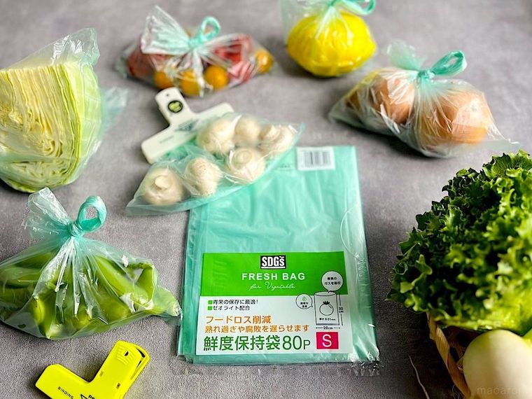 100均の鮮度保持袋にさまざまな野菜を入れているところ