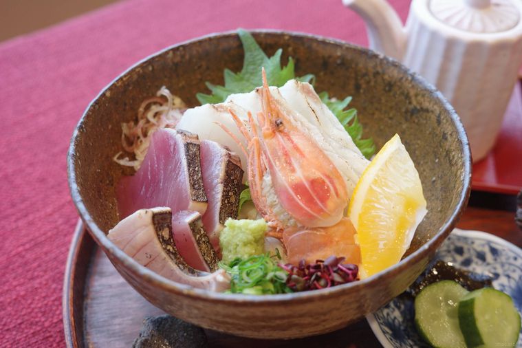カツオ、鯛、がらえびがのった海鮮丼