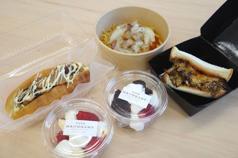 延岡駅前マルシェで購入した料理の数々