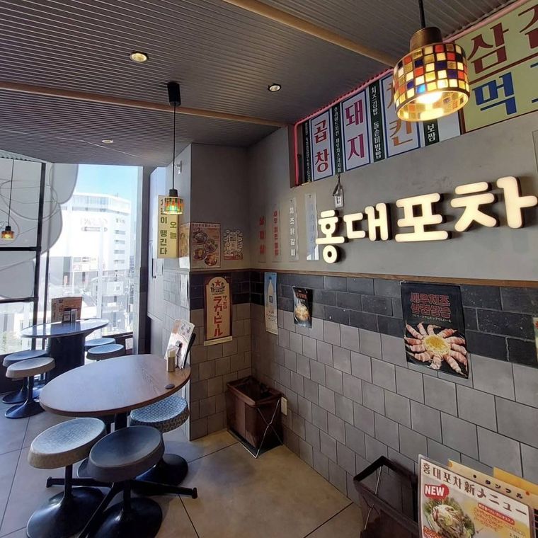 コンクリート調のスタイリッシュな店内