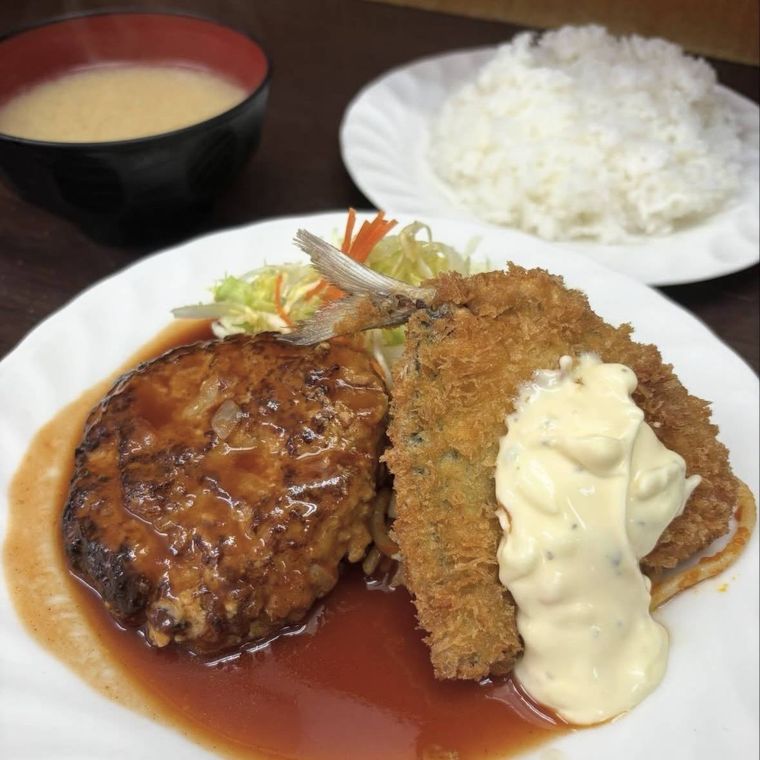 ハンバーグ、アジフライ、ごはん、みそ汁つきの定食ランチ
