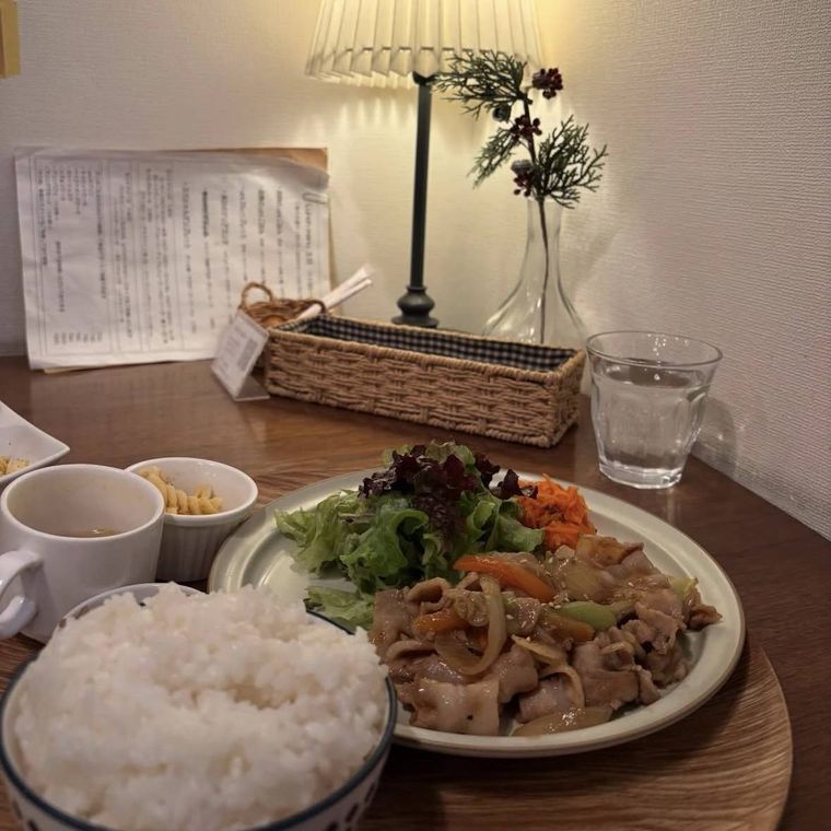 日替わりのお肉や野菜、ごはんがたっぷり付いた定食ランチ