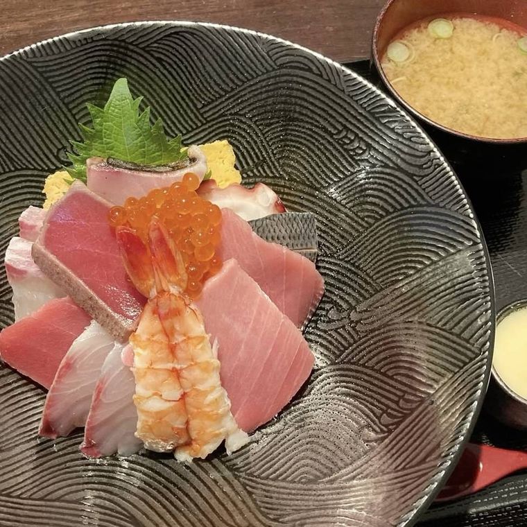5種類以上の新鮮なネタがのった海鮮丼ランチ