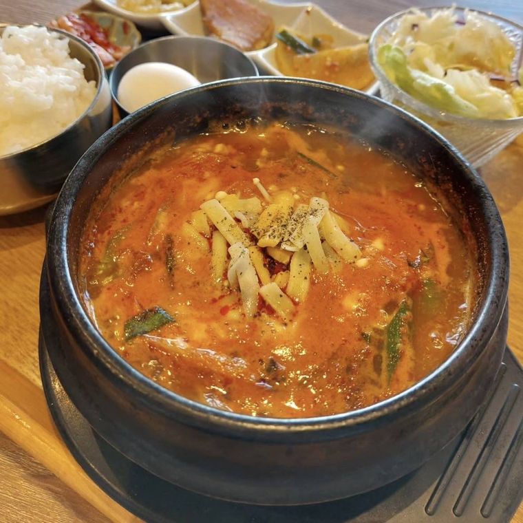 ぐつぐつと煮立つ純豆腐ランチ