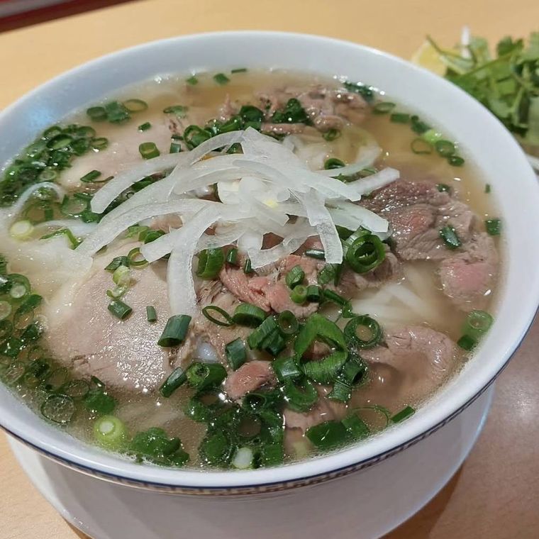 牛肉たっぷり、澄んだスープのフォー