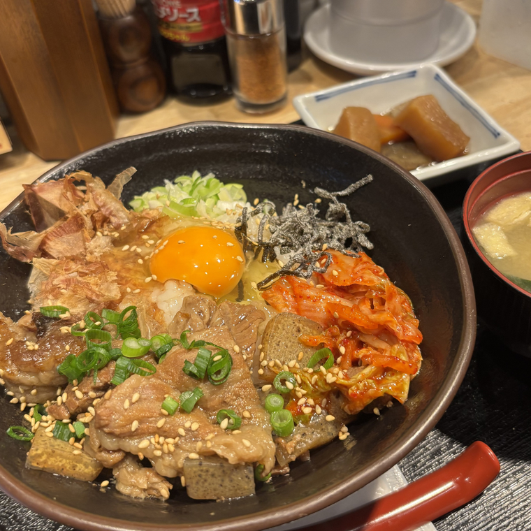 丼に牛すじ、キムチ、塩昆布、ねぎ、卵がのっている