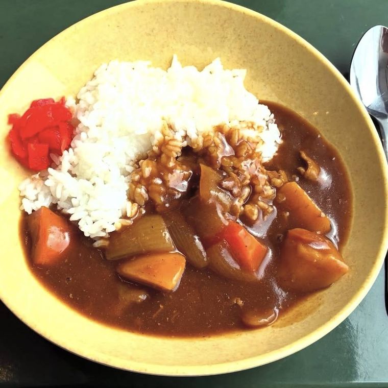豚肉やじゃがいも、にんじんなどの具材が入ったカレー