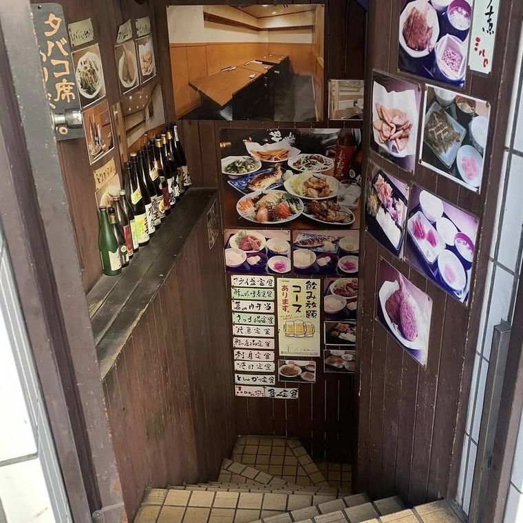 地下に続く階段に、メニューの写真が貼られている